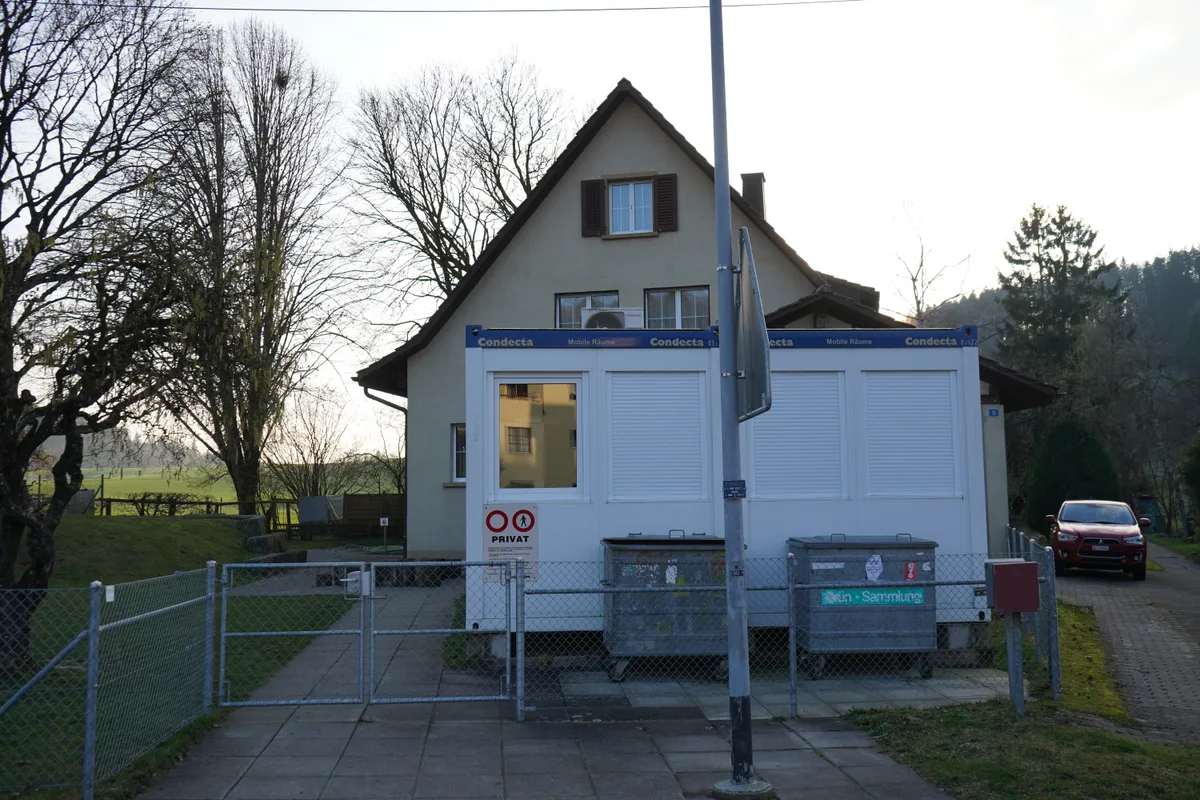 Kindergarten an der Hintergasse mit provisorischem Anbau.
